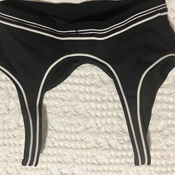 Like New Alo Airlift Line Up Bra BLK/White - Size Small - Picture 6 of 7